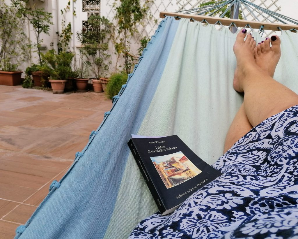 Avere la possibilita anche in città di uno spazio per rilassarsi, circondato da piante e una bella amaca dove leggere un bel libro, riposarsi o ascoltare musica.