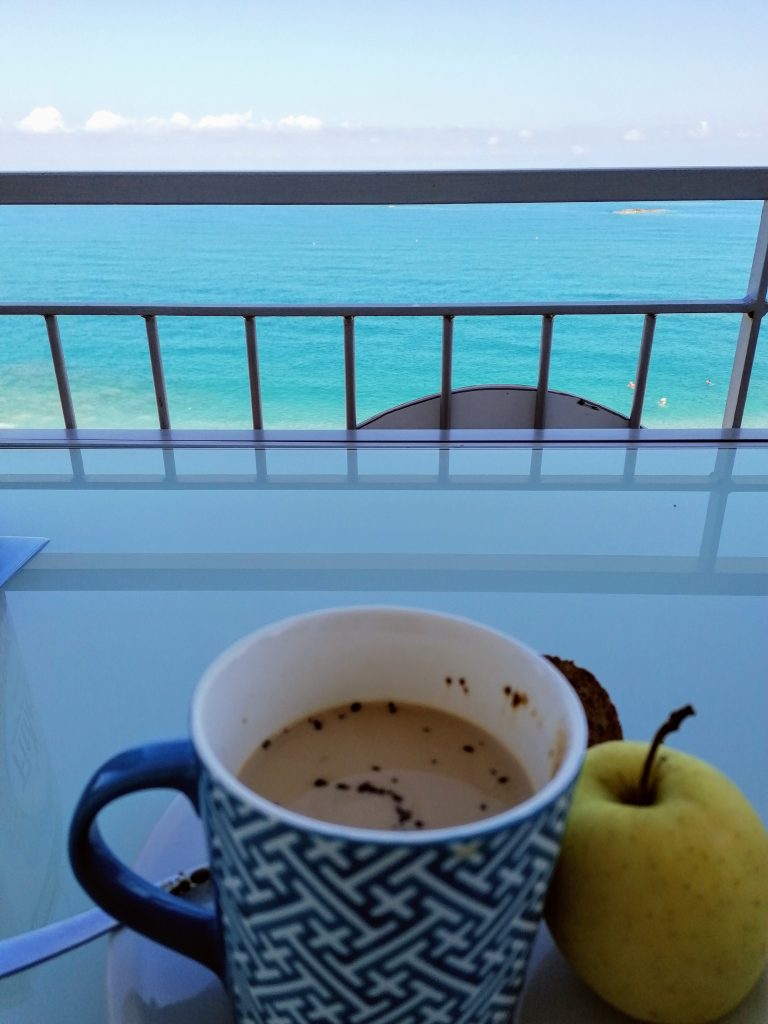 Una colazione sana vista mare. Come iniziare meglio la giornata? Lo sguardo si perde nell infinito dell orizzonte e la mente spazia in pensueri positivi.