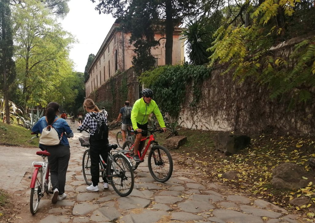 trascorrere un'intera giornata sull'Appia antica pedalando con estrema tranquillita', visitando un museo, entrando in un parco e riconoscere le erbe per poi trasformarle in calde tisane.