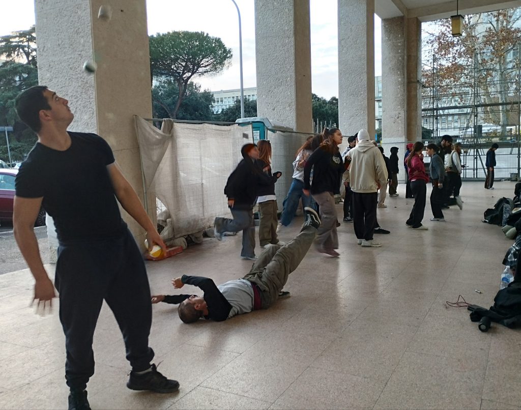 osservare la meglio gioventu' che si allena, per strada, colorando il quartiere.
Grazie a questi ragazzi le persone si fermano, sorridono, socializzano.