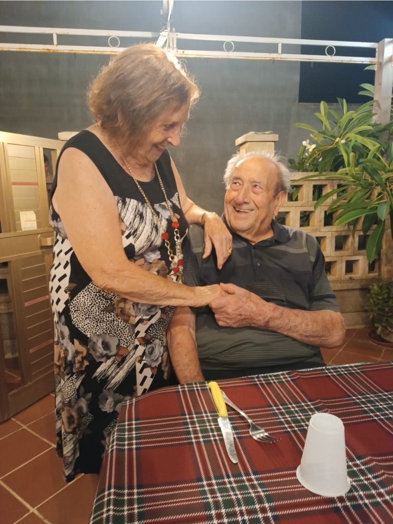 RADICI. "La casa è come un punto di memoria
Le tue radici danno la saggezza
E proprio questa è forse la risposta
E provi un grande senso di dolcezza". Mamma e Papà, lei 91, lui 95. Grazie di esistere.