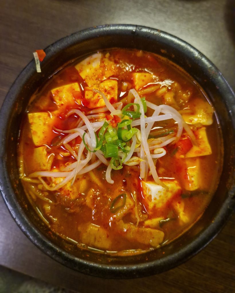 Assaporare cibi etnici è un po’ come viaggiare senza muoversi 🌏Il regalo più grande dei cibi etnici: ci ricordano che nutrirsi non significa solo riempirsi, ma prendersi cura di sé, aprirsi a nuovi sapori, lasciare spazio alla curiosità.A volte basta una zuppa per sentirsi un po’ più lontani… e allo stesso tempo più a casa. 🥢❤️proprio come questa zuppa di kimchi.