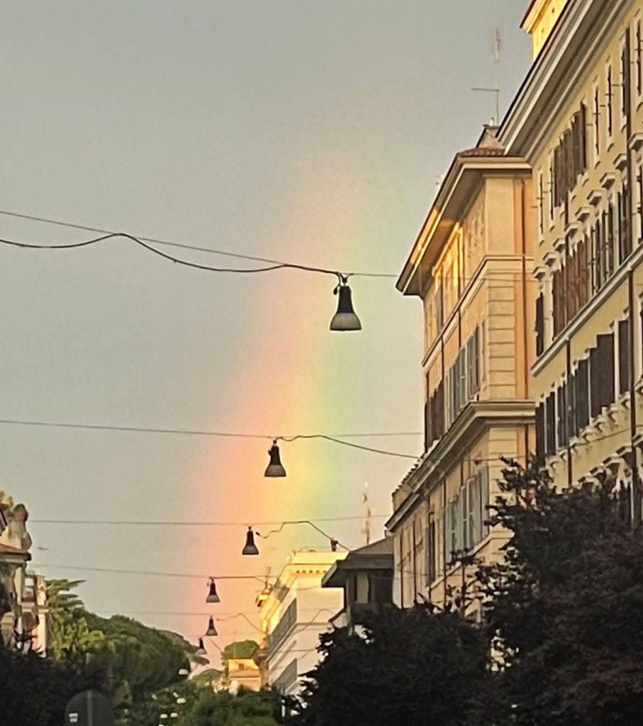 Arcobaleno urbano: un equilibrio tra natura, arte, persone e pace interiore..un'unica parola:BENESSERE
