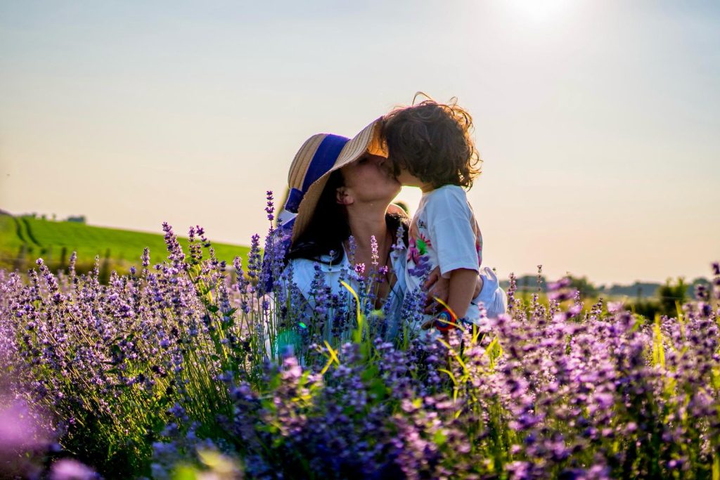 Il profumo della lavanda è un abbraccio invisibile che calma l’anima e accende i sogni..
Nel vento che sfiora i fiori e nei raggi dorati del sole, un bambino trova la sua armonia..e in questo scatto c'è tutto il mio benessere.