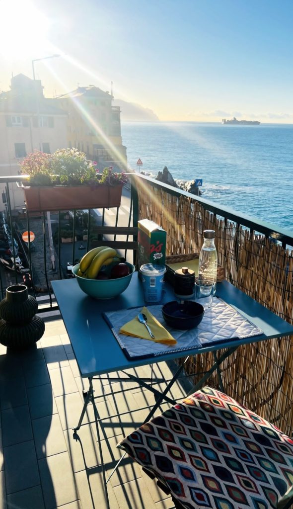 Iniziare bene la mattinata con una colazione salutare sul mio terrazzino vista mare..non chiedo altro di più