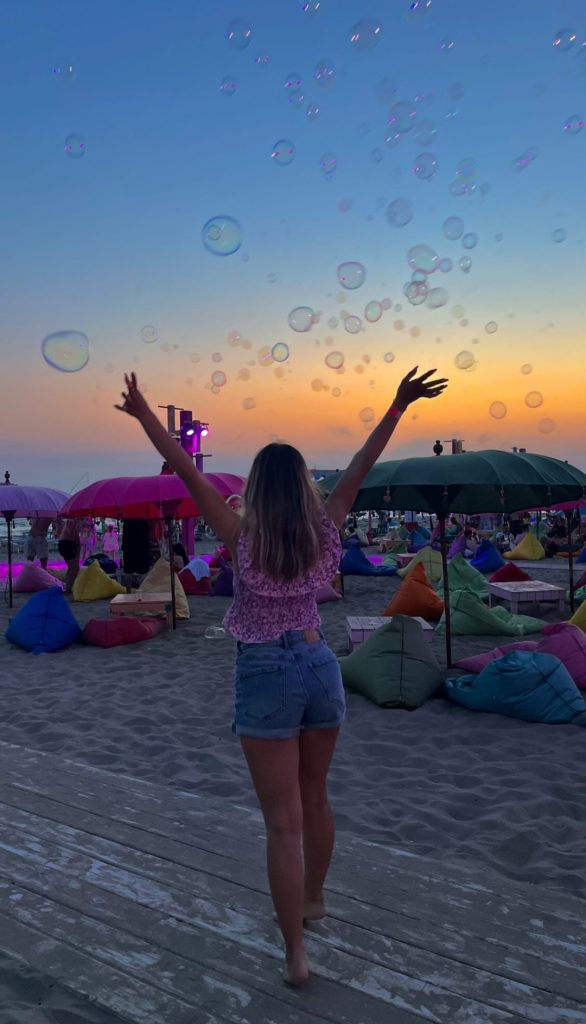 Vivere a colori, tra il profumo del mare e il calore del sole, è un abbraccio di benessere che porta felicità nel cuore.