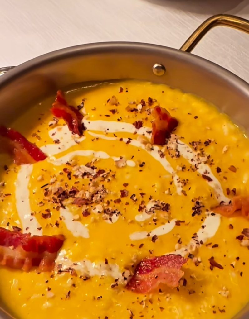 A volte il vero benessere nasce da un piatto semplice: pochi ingredienti, nessun eccesso, solo la magia di ciò che è autentico. È incredibile come, quando scegliamo con cura e cuciniamo con amore, anche la ricetta più ‘povera’ diventi ricca di gusto, di storie e di gratitudine. Perché il benessere non è nel lusso, ma nella capacità di trasformare la semplicità in nutrimento per il corpo e per l’anima.”