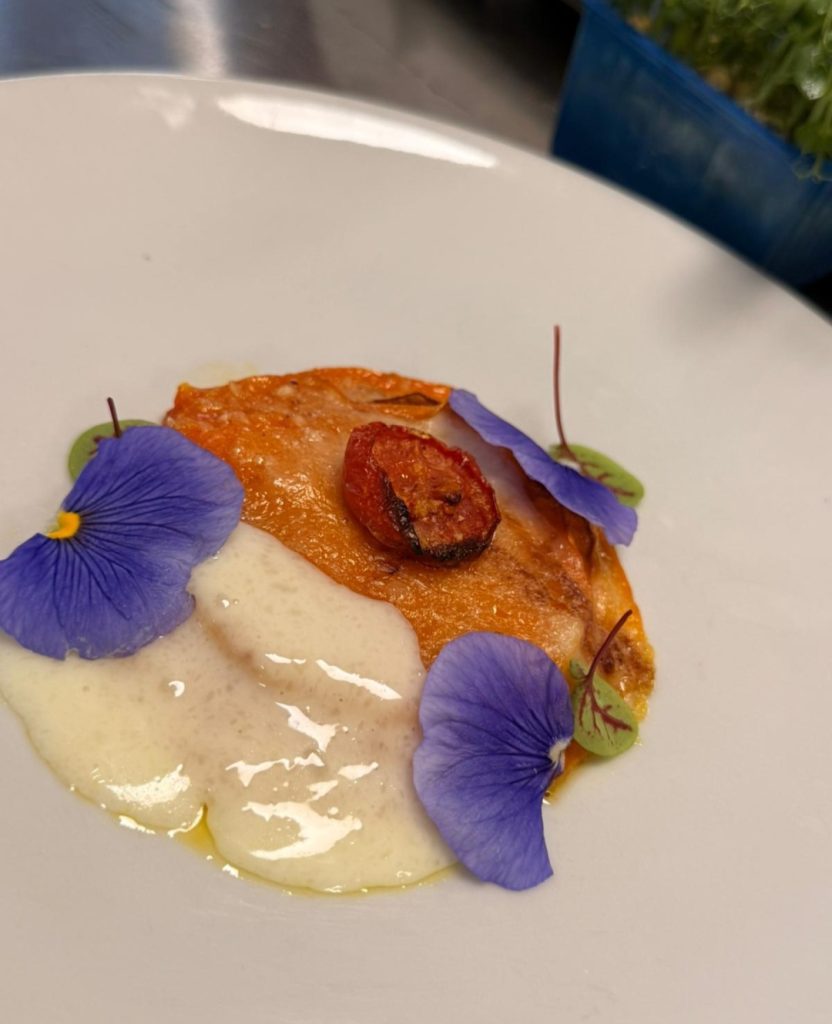 Tra profumi, sapori e sorrisi, nei corsi di cucina ho trovato un ingrediente speciale: il benessere.
Parmigiana di zucca,con pomodorini confit e taleggio.