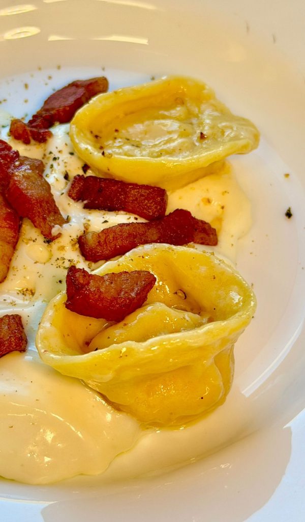 Impastare, creare e condividere: nei corsi di cucina il benessere prende forma, un piatto alla volta.
Ecco a voi i miei cappellacci ripieni alla carbonara,con spuma di pecorino e guanciale croccante.