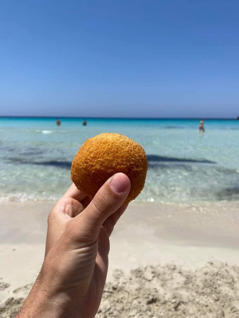 concedermi qualche sfizio culinario con questa stupenda vista mare ..ma il dubbio ancora mi invade..arancina o arancino? Non fa nulla,viva la Sicilia con il suo mare e i suoi piatti@