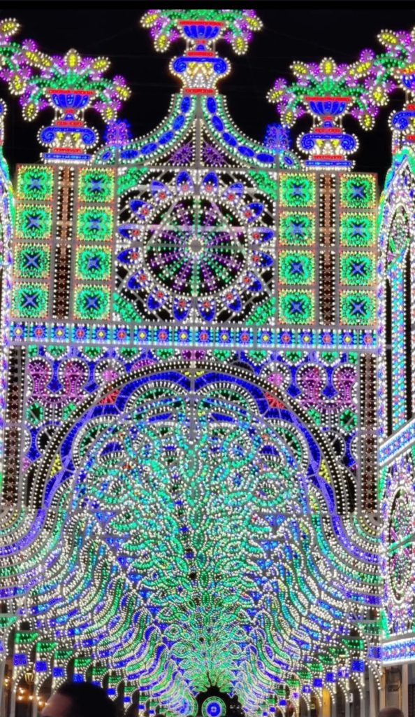 Le feste di paese, con i loro colori e le loro luci, ci ricordano che il benessere si trova nelle piccole cose: una risata, un abbraccio, un momento di condivisione sotto le stelle