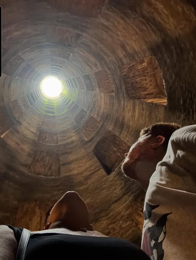 Nel cuore della terra, guardando in alto, il benessere è luce che risale.