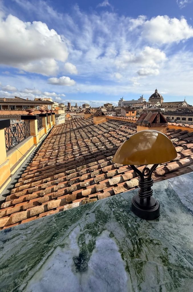 Immortalare attimi di benessere tra i tetti romani, dove ogni vista sa di magia eterna.