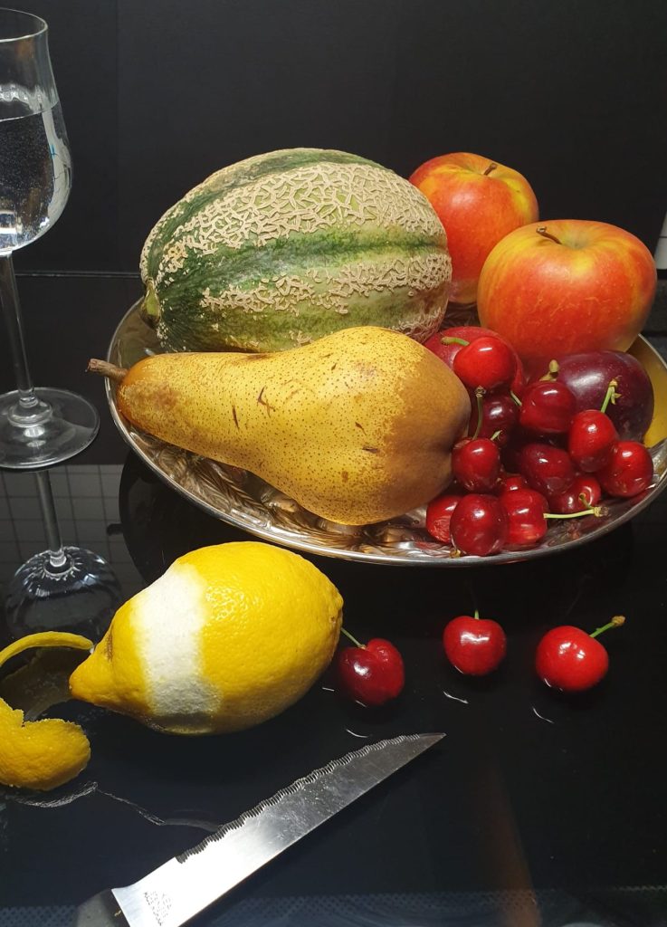 La frutta. Come un'opera d'arte dell'800, con i suoi colori sgargianti e unici, la frutta mi dà una sensazione di benessere già alla vista e all'assaggio. La sua dolcezza appaga il palato, e le sue proprietà nutrizionali mi aiutano a contrastare malattie e invecchiamento.