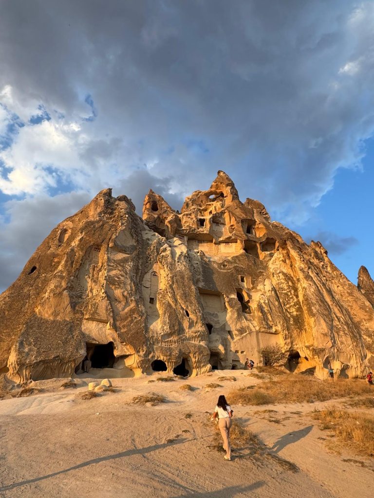 Immergermi negli usi e costumi di una civiltà antica tra mura scolpite nella roccia, mentre il caldo vento del deserto accarezza i miei pensieri e mi riporta alle origini della vita umana