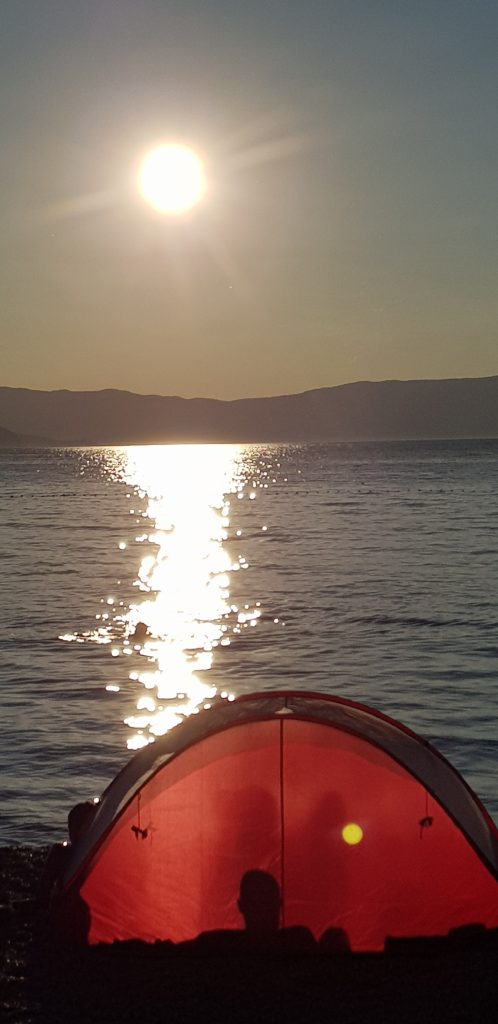 una tenda in solitaria per guardare il sole che bacia il mare