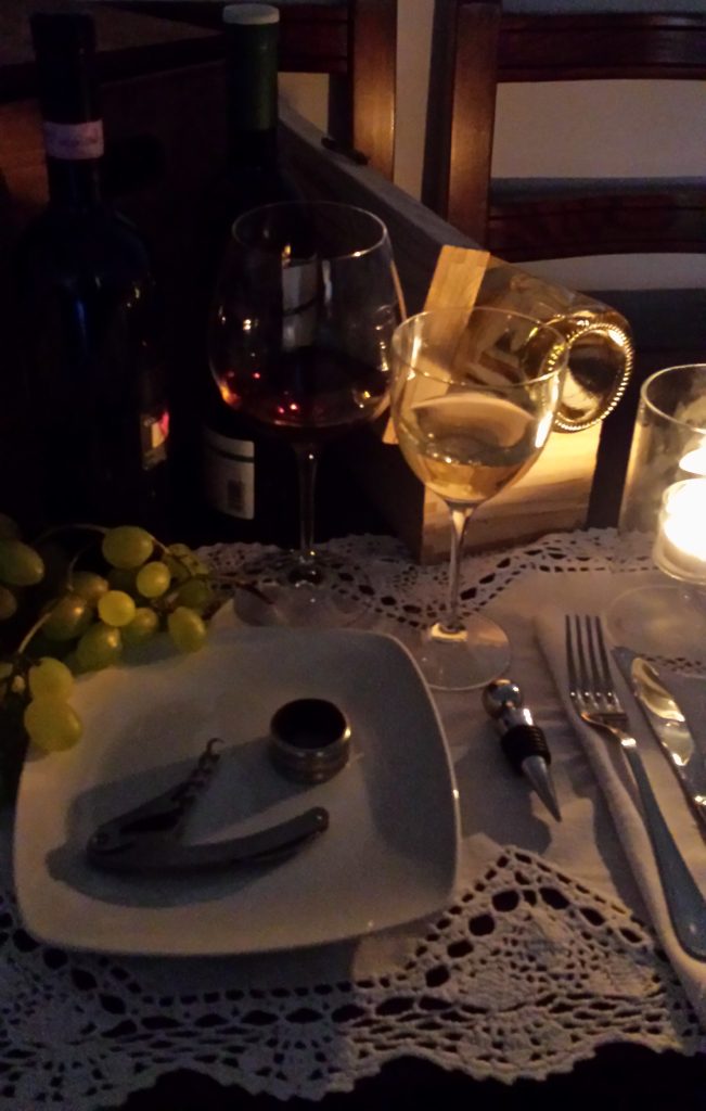 in una degustazione di vini in cantina, sentire il profumo del mosto e dei lieviti, centellinare e annusare il calice prima di portarlo alla bocca, dopo aver atteso anni che il riposo della botte facesse il suo corso.