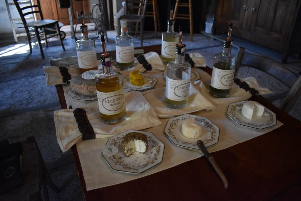 Scopri un territorio anche attraverso i suoi profumi e i suoi sapori... Liquori e formaggi di capra... Un abbinamento inusuale ma assolutamente da provare!!!