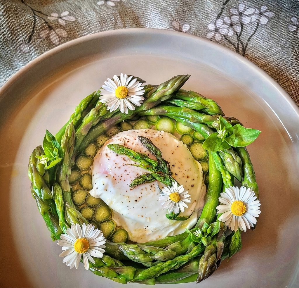 celebrare la bellezza della primavera: un cerchio di rinascita che nutre gli occhi e lo spirito, trasformando il rito del pasto nell’eterno ritorno alla propria armonia