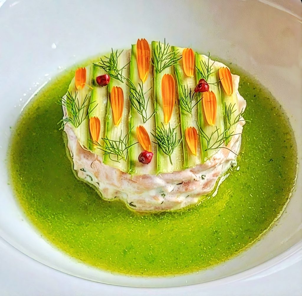 Quando il piatto diviene un microcosmo di consapevolezza, un rituale gastronomico che invita a riscoprire l’essenza vitale attraverso la contemplazione di forme e sapori puri.
