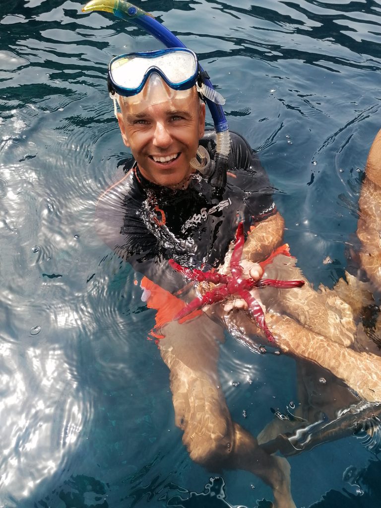 Fare snorkeling restando incantato dalle meraviglie che abitano il mare