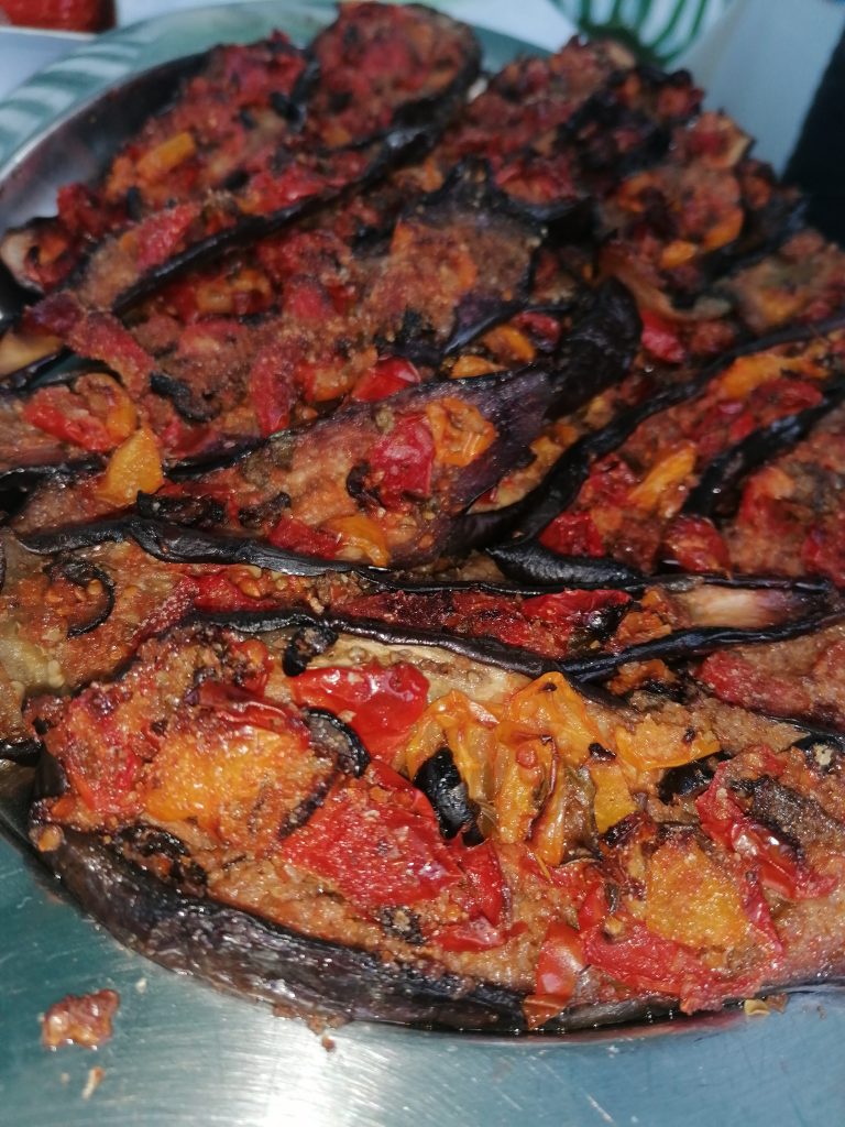 Portare a tavola profumi e sapori di stagione. Melanzane e pomodorini coltivati con amore nel mio orto. Le melanzane apportato benefici al metabolismo, sono ricche di potassio indispensabile x far sta bene il nostro cuore.