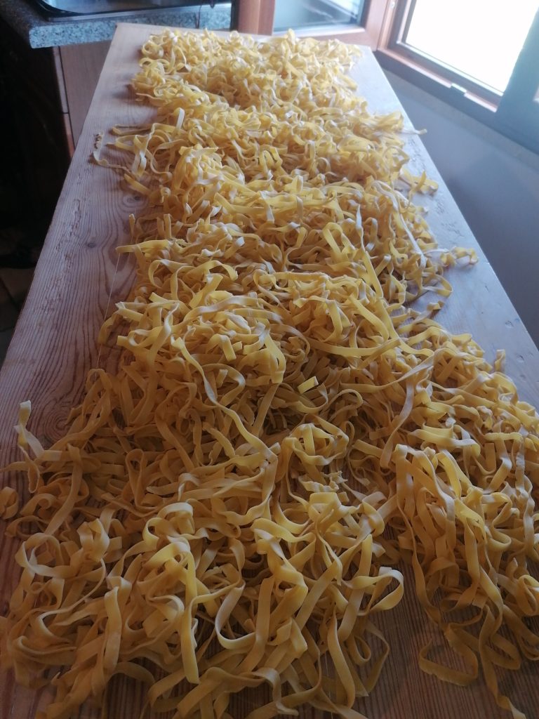 Mia suocera con tanto amore mi prepara le sue tagliatelle fatte rigorosamente a mano, con uova freschissime nate dal suo piccolo allevamento. Il mio benessere è darle soddisfazione mentre faccio "la scarpetta" nel piatto