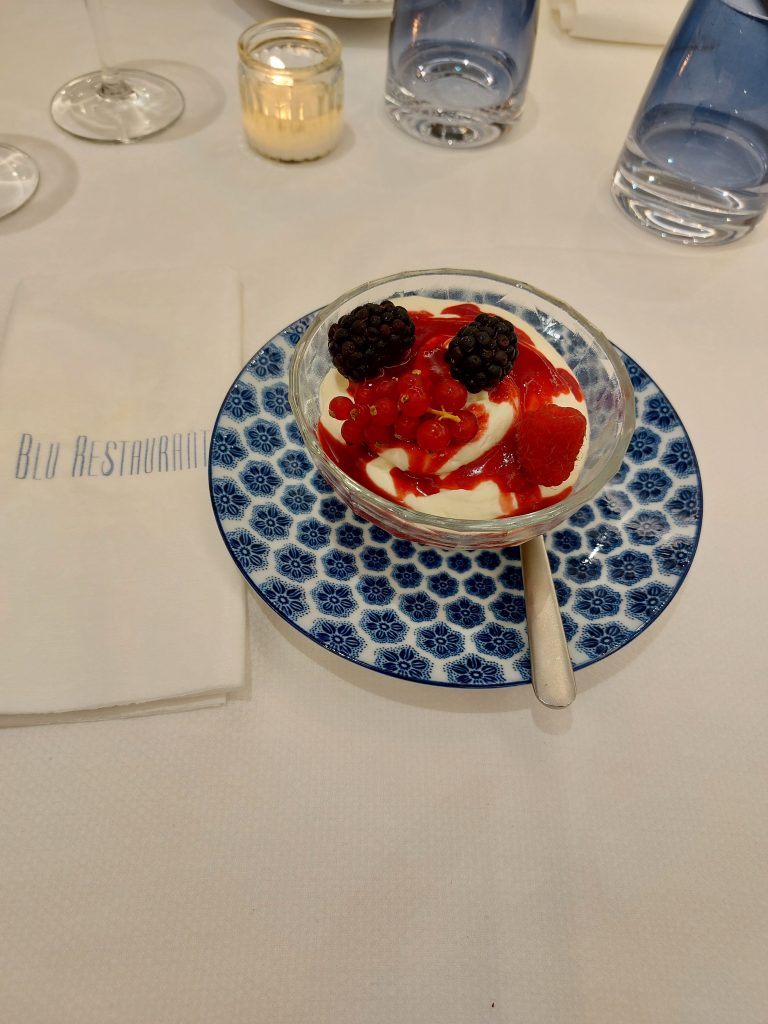 Lasciarsi sedurre da un dessert dove l'arte dello Chef si rivela nella perfetta unione della soffice panna cotta e del tocco colorato e gustoso dei frutti di bosco, un'autentica delizia per la vista ed il palato