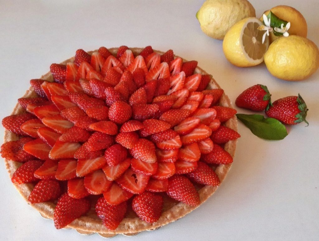Il profumo inebriante di una crostata di fragole e la dolce fragranza delle zagare
