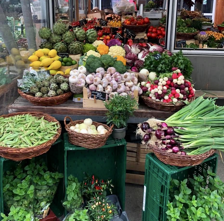 ... andare al mercato rionale per comprare frutta e verdura fresca e di stagione per un'alimentazione sana ed equilibrata: