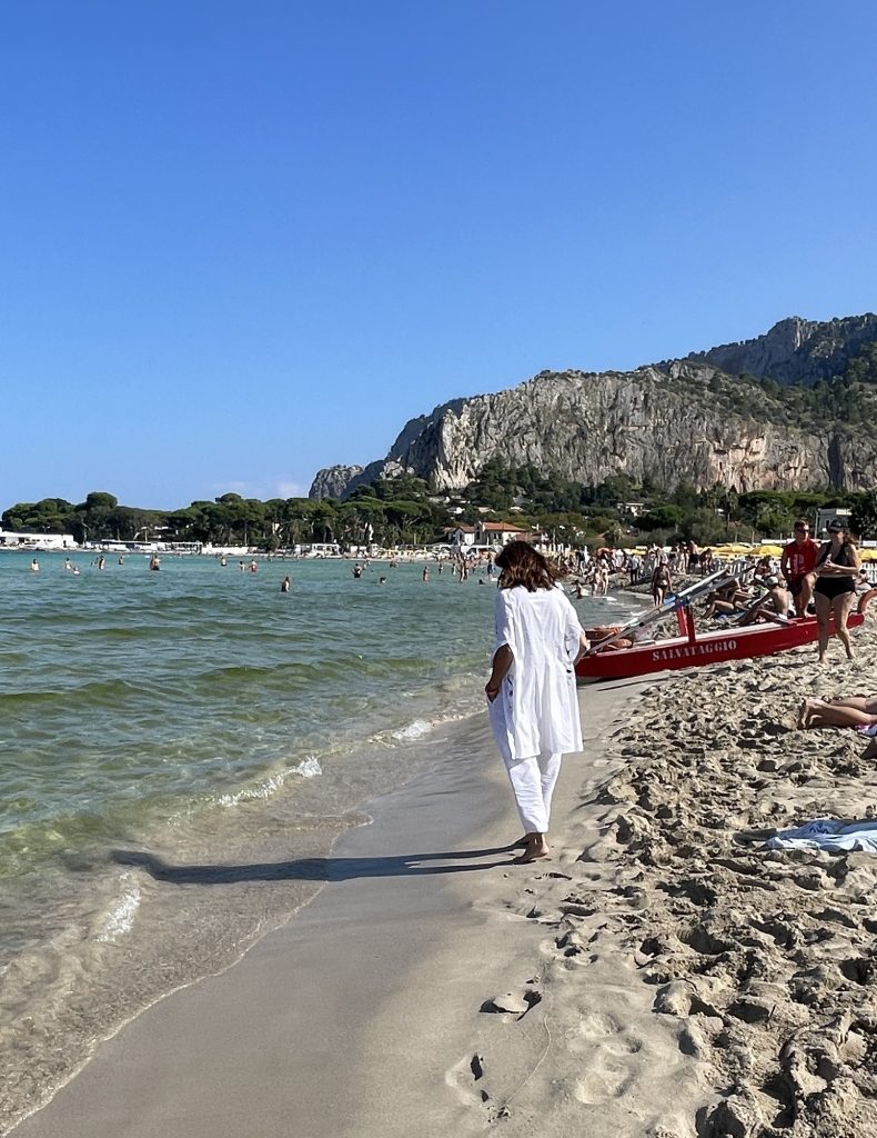 Camminare a piedi nudi sulla battigia in ogni stagione