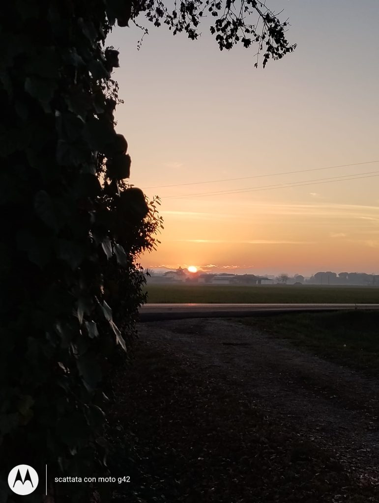 Passeggiare in campagna al tramonto