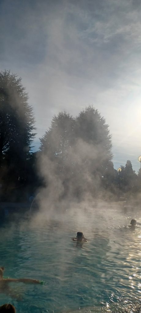 Un bagno nell'acqua calda termale. Un ricongiungimento tra corpo e mente, mentre lascio che il vapore avvolga i miei sensi sento i nervi e i muscoli che si distendono