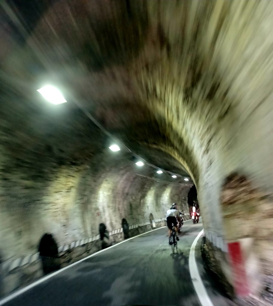 spingere sui pedali, incurante della pendenza della strada, dell'umidità della galleria, della fatica nelle gambe, pensando solo alla sensazione di libertà nel volare nel vento.