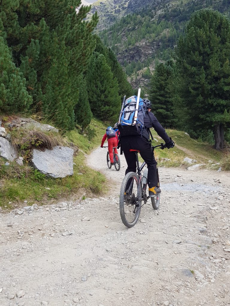 saltare in sella ad una mountain bike e percorrere i sentieri di montagna nel fresco dei pomeriggi primaverili, per fondermi con il verde respirando aria pura