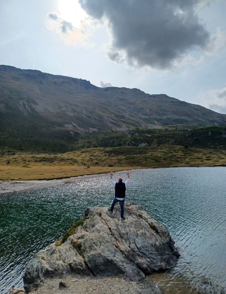 sentirsi in vetta... anche se non per forza essere in alto, basta scalare un piccolo masso e godere del panorama meraviglioso che la natura ci dona per credermi, per un infinitesimale istante, il padrone del mondo.