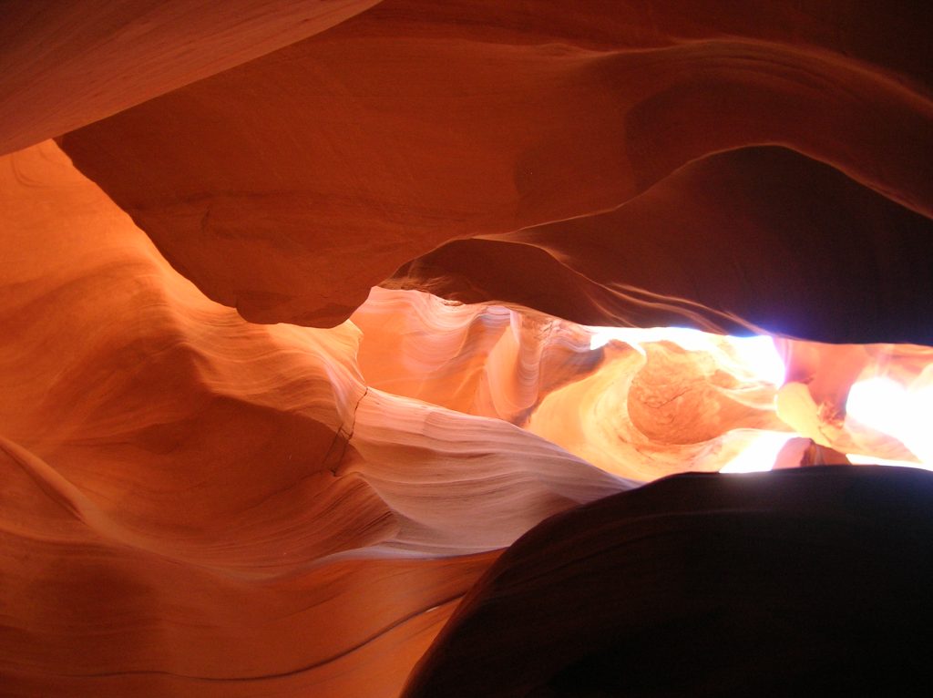 sentirmi al centro della terra nella cavità di un canyon levigato dal vento, mentre il sole che penestra dalle fessure fa brillare l'arenaria navajo tingendola di rosdo arancio e viola