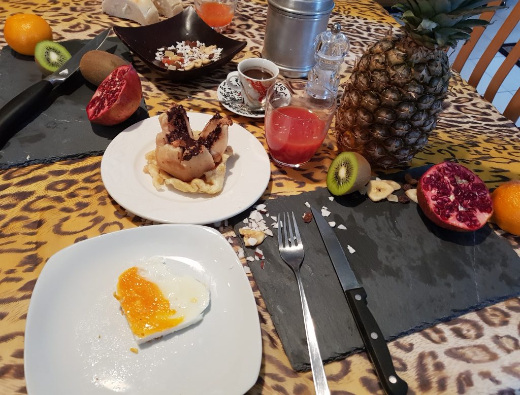 iniziare la giornata con frutta, uova, muesli, cioccolato e caffè.. il giusto apporto di vitamine, proteine e carboidrati che si trasformano in energia pura. Mente e corpo ringraziano.