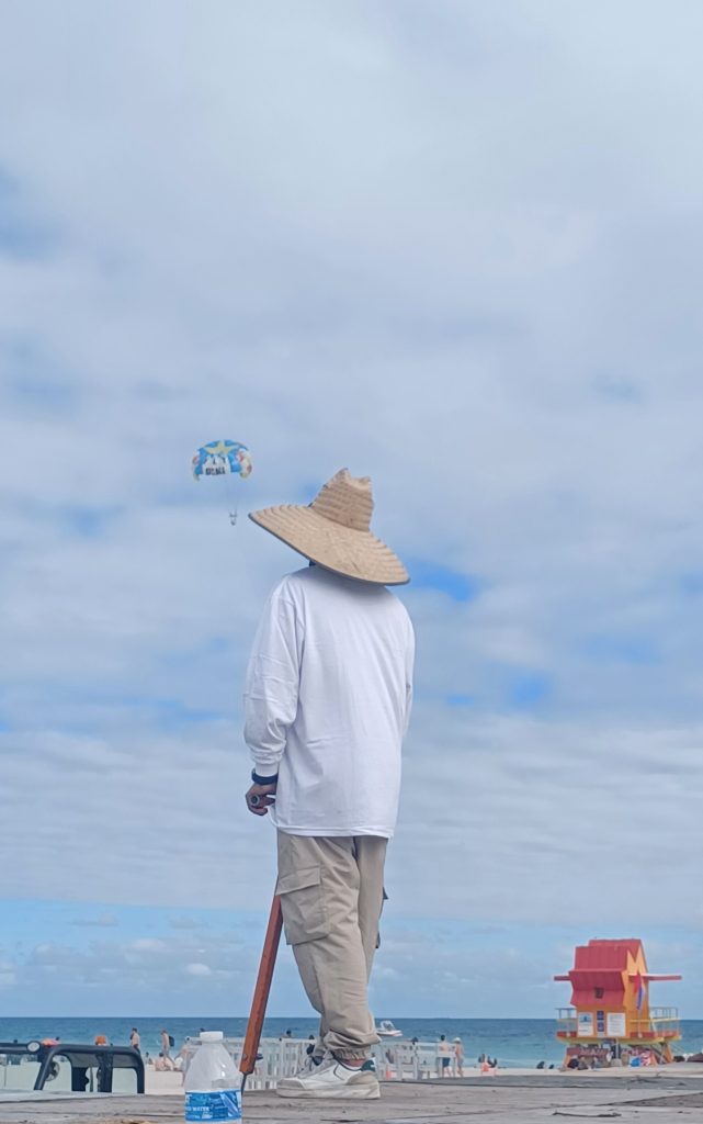 inseguire con lo sguardo un paracadute che volteggia nel cielo, mentre aspetta di planare sull'acqua