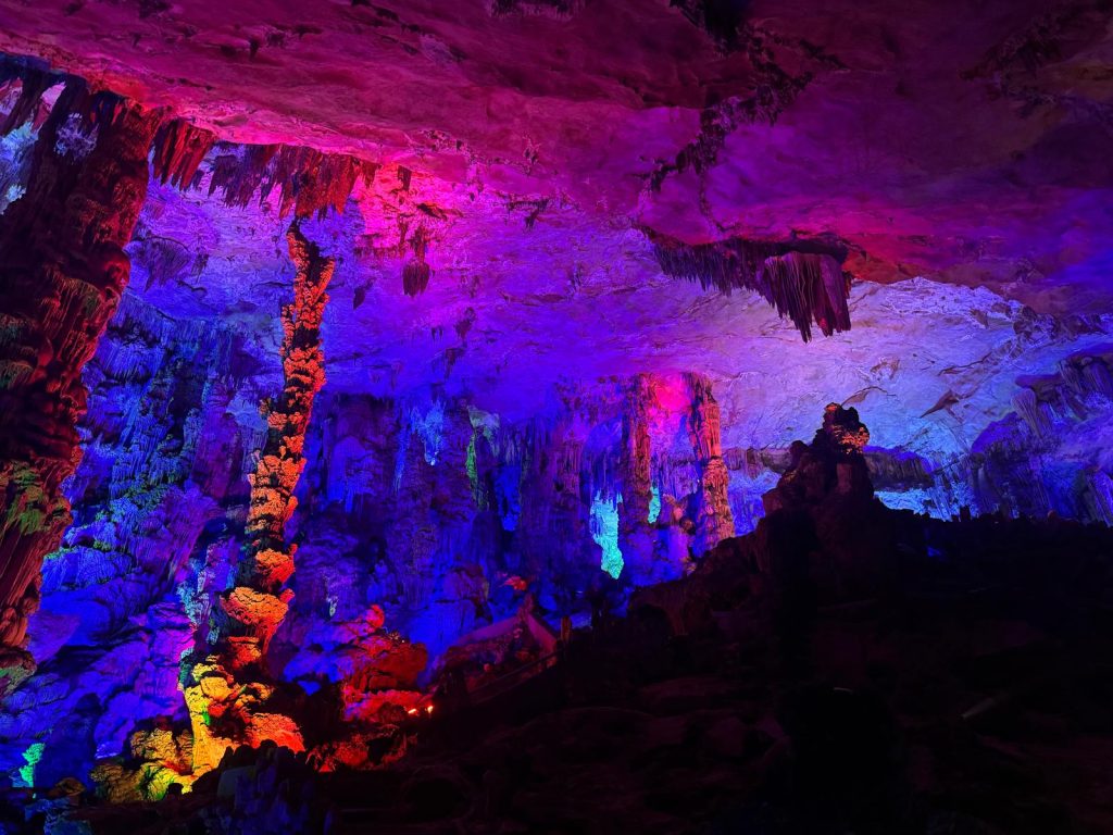 restare meravigliato dai colori delle pareti di di una grotta, in un gioco di luci, ombre, magia