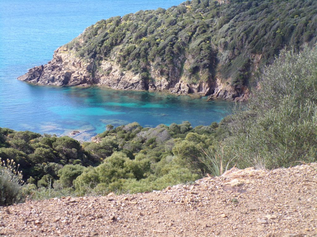Una bel trekking lungo l antica strada romana di Nora, circondati dalla macchia mediterranea e dal mare