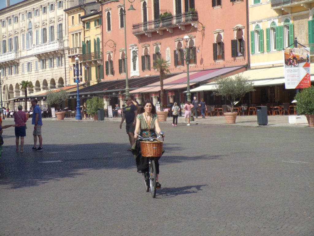 Viaggiare e conoscere nuove città, dove la maggior parte dei cittadini si muove con i mezzi pubblici o a piedi e in bicicletta
