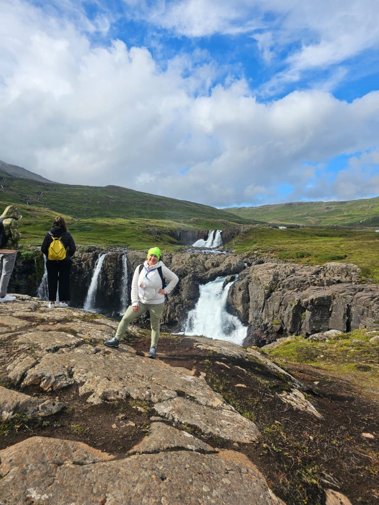 Sentirsi in connessione con la natura che ci circonda, essere consapevoli del proprio corpo e grati di poter ammirare il creato.