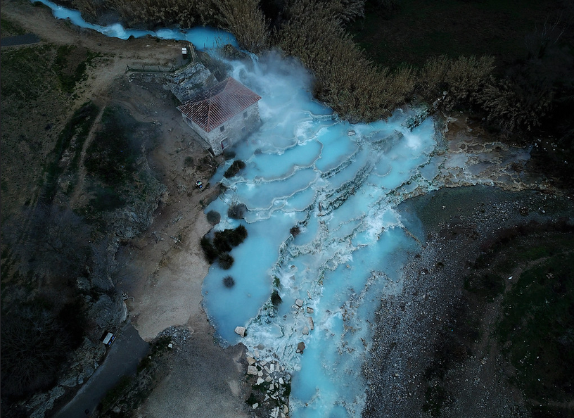 vivere le terme a 360°, godere non solo dei molti effetti benefici per corpo e mente ma anche delle tante bellezze che caratterizzano il contesto in cui sono inserite. Luoghi che fanno sognare, vere perle di rara bellezza, che mi portano a vivere emozioni uniche e che mi garantiscono un pieno di energia e vibrazioni positive a cui è difficile rinunciare.