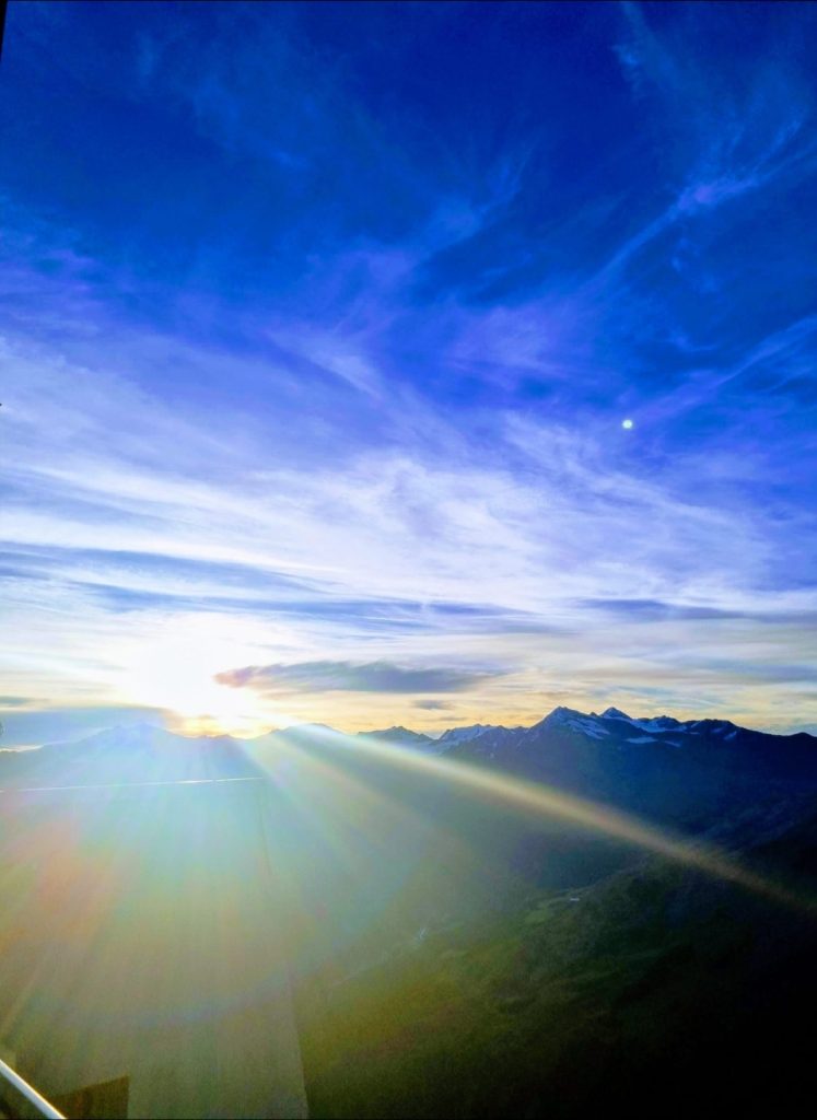 Fare colazione ammirando l'alba, quel momento magico in cui la luna saluta il sole...ed è un nuovo giorno...