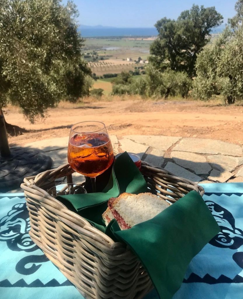 Un panino,un bicchiere di vino,la mia casa in campagna,i miei ulivi che mi hanno visto crescere diventare adulto..questo è il benessere