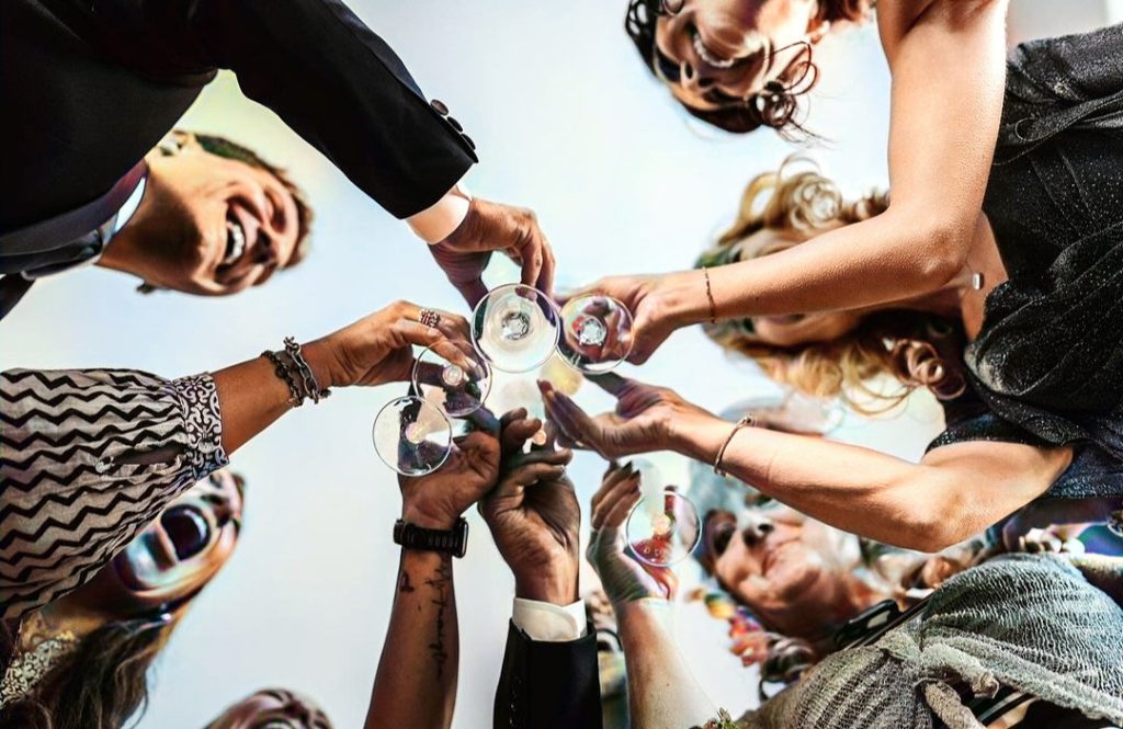 Una bottiglia di buon vino,un gruppo di amici e brindare alla vita
