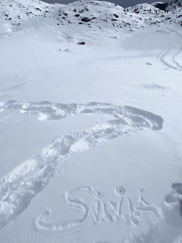 Passo dopo passo , affondare nella morbidezza della neve , ritrovando le proprio radici e la spontaneità del proprio essere ,ritrovare gioia nel semplice gesto di scrivere sulla neve il proprio nome…ritornare piccoli nella grandezza della natura 😍