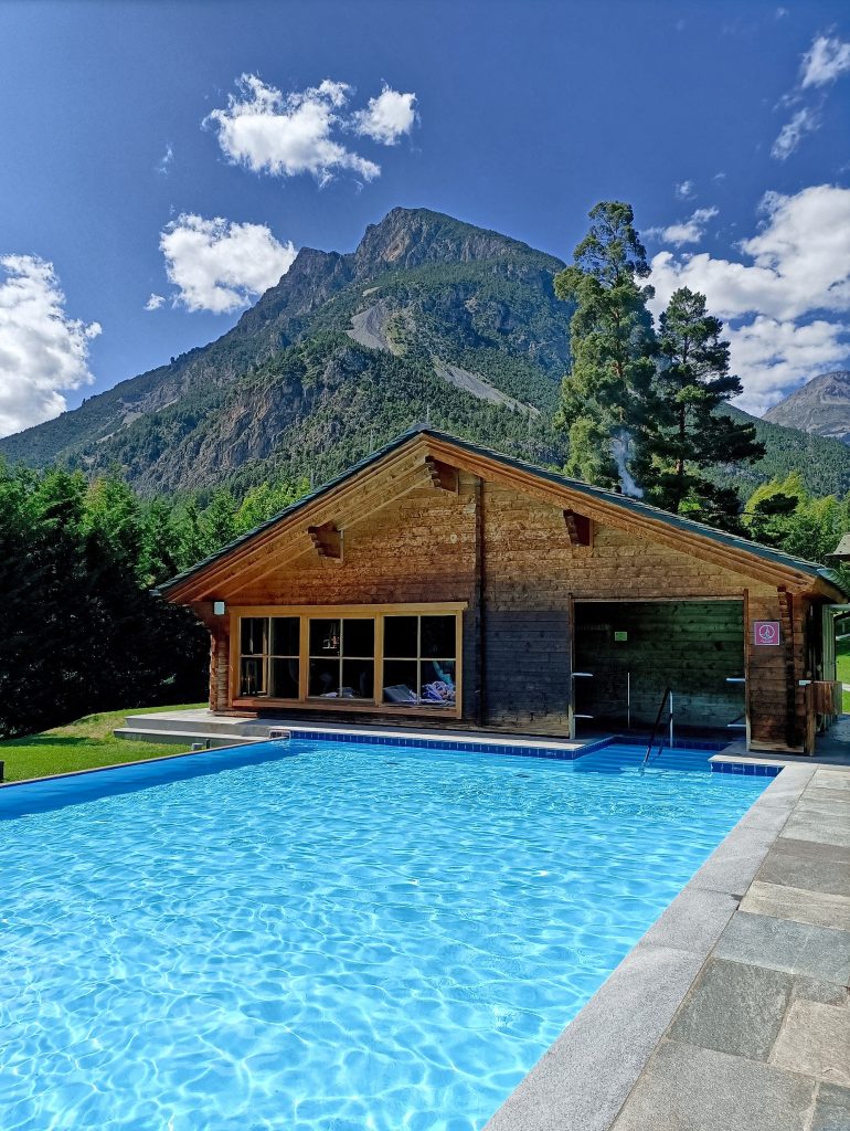 La piscina di acqua termale nel cuore delle Alpi e la stanza relax nella baita in legno