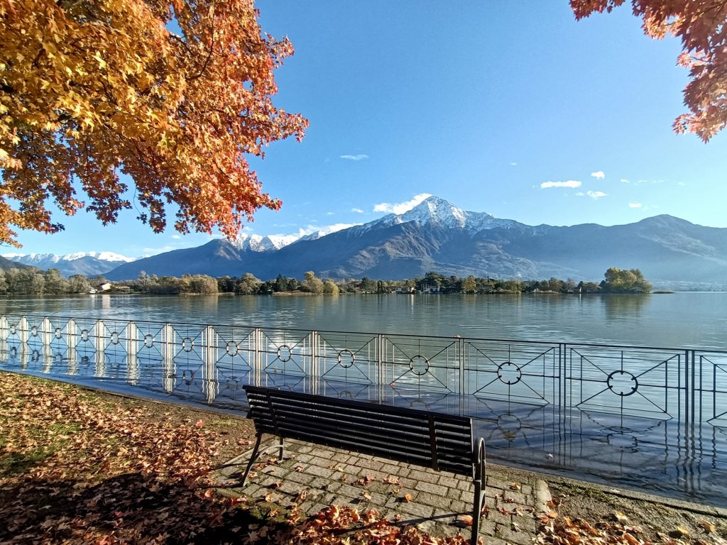 Una passeggiata sul lungolago per godersi i colori dell'autunno